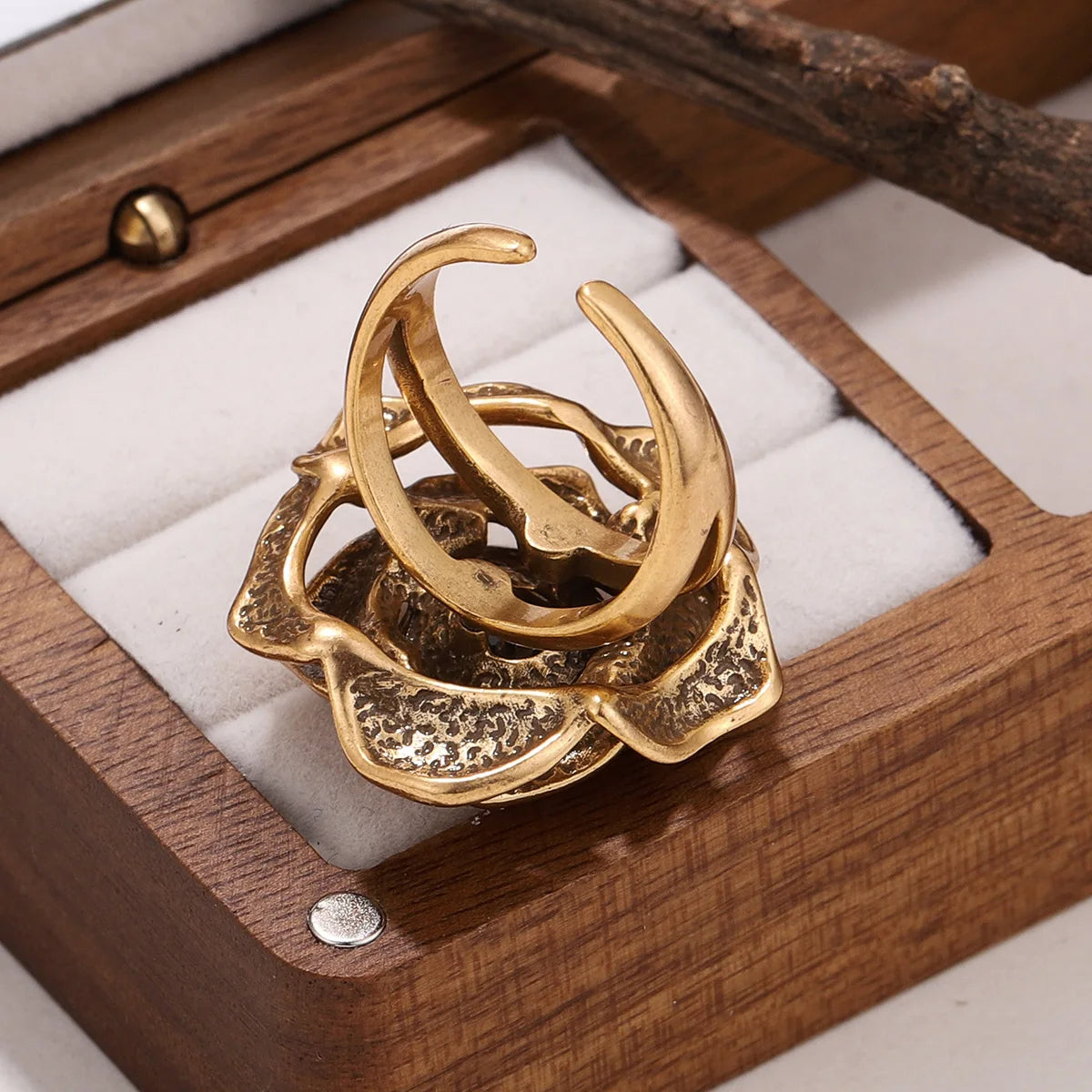 Vintage Jewelry Elegant Temperament Metal Flower Open Ring for Women Female Gifts Delicate Design Finger Accessories