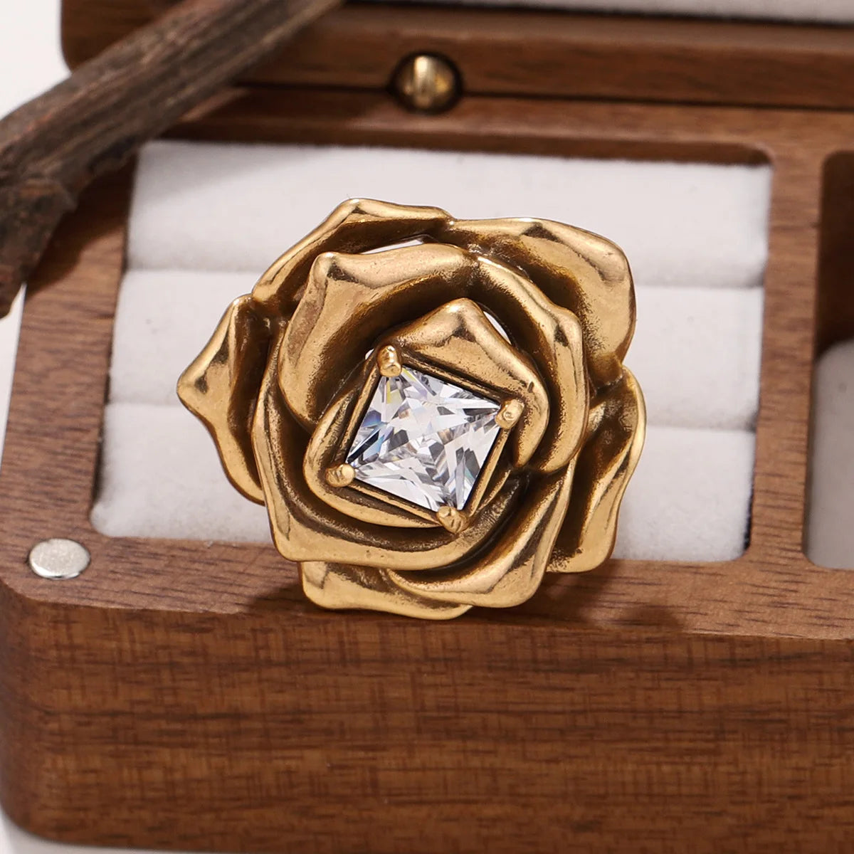Vintage Jewelry Elegant Temperament Metal Flower Open Ring for Women Female Gifts Delicate Design Finger Accessories