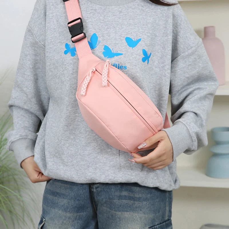 Neutral color bag with plain solid color and no design. Double-layer canvas. Suitable for business trips and travel.