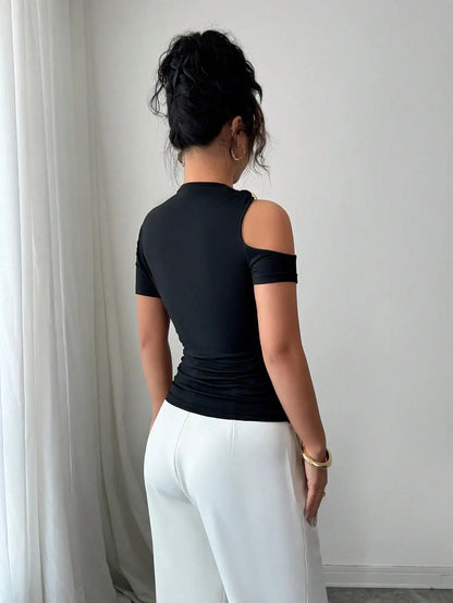 New trendy, elegant and versatile women's off-shoulder T-shirt