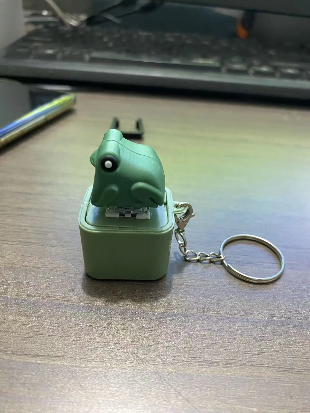 Lizard Frog Duck Button Keychain Decompression Toys Funny Lizard Sounds And Flash Effects Rechargeable Portable Stress  Toy