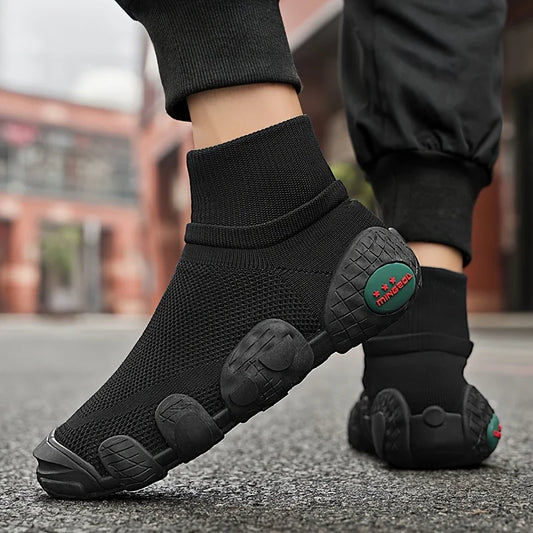 Men's Breathable Knit Running Shoes, a pair of men's outdoor casual sneakers for spring and summer, sizes 39–46