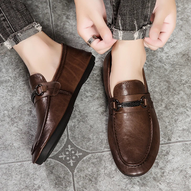 Breathable men's casual shoes in spring and summer leisure trend retro horse-bit buckle bean shoes fashion set foot pedal.