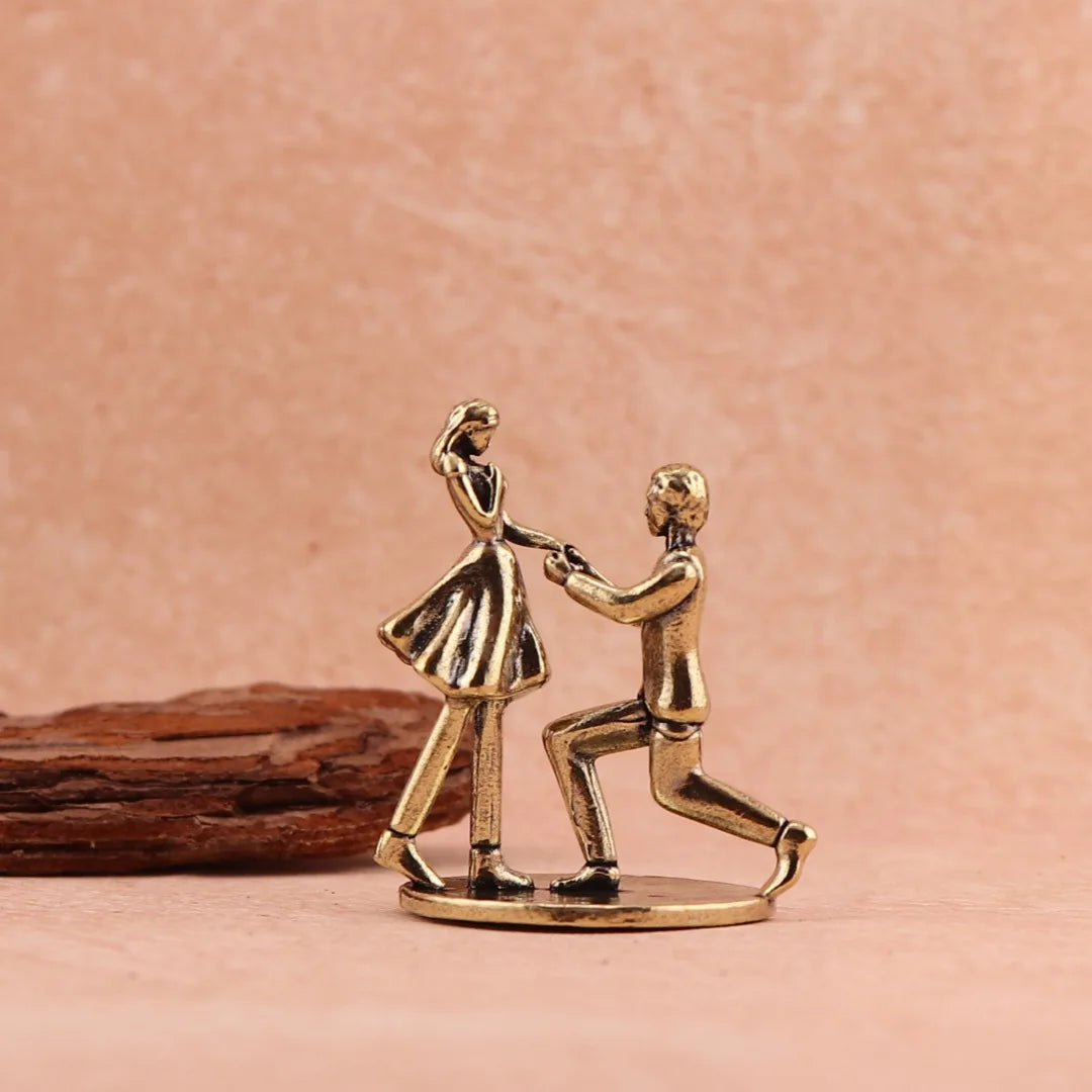 Mini Brass Couple Proposal Decorations Gifts for Lovers Decoration Miniature Bedroom Desk Decoration Valentine's Day Gift