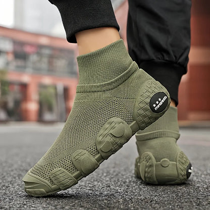 Men's Breathable Knit Running Shoes, a pair of men's outdoor casual sneakers for spring and summer, sizes 39–46