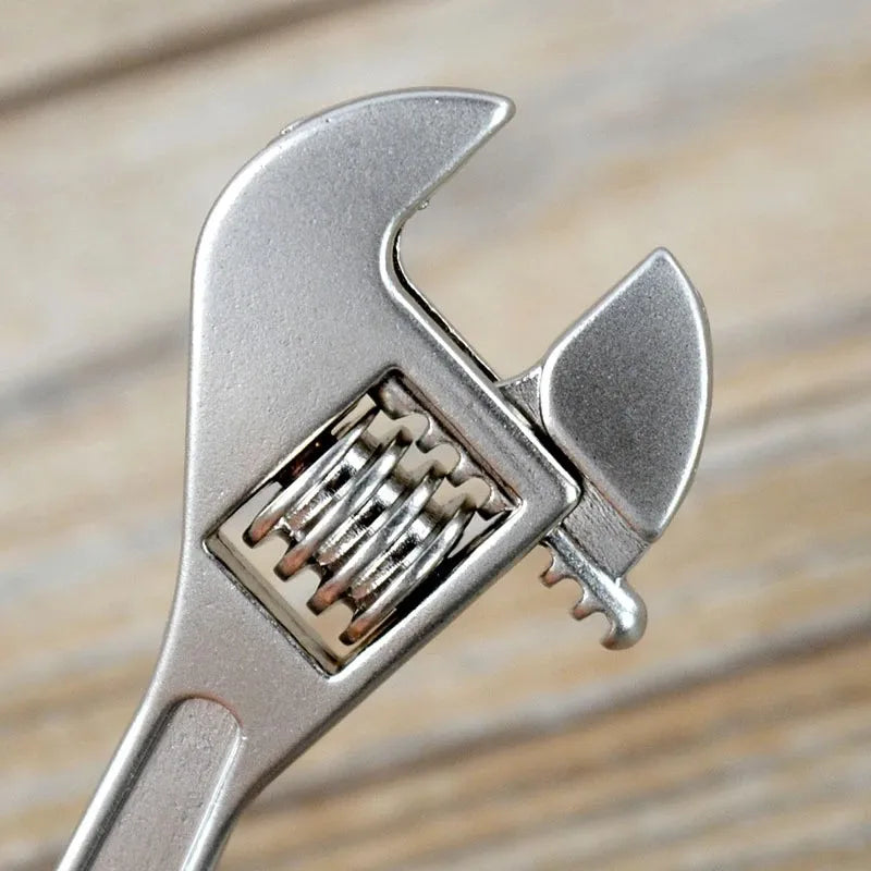 1PCS Mini Adjustable Wrench Key Chain Adjustable Metal Spanner Keyring Hand Tool Rotatable Nut Small And Portable Hand Tool Key