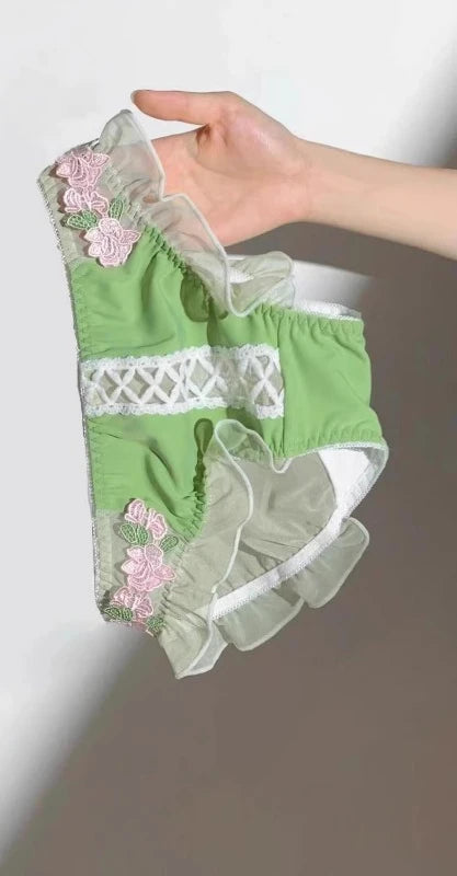 MOYISU Victorian Underwear Set - Delicate Cream Bralette with Floral Stitch, Retro Sweetheart Neckline for Petite Bust Elegance