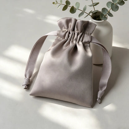 100Pcs Personalized Logo Jewelry Packaging Silk Satin Drawstring Bag Wedding Favors Candy Gift Pouch Ring Bracelet Cosmetic Sack