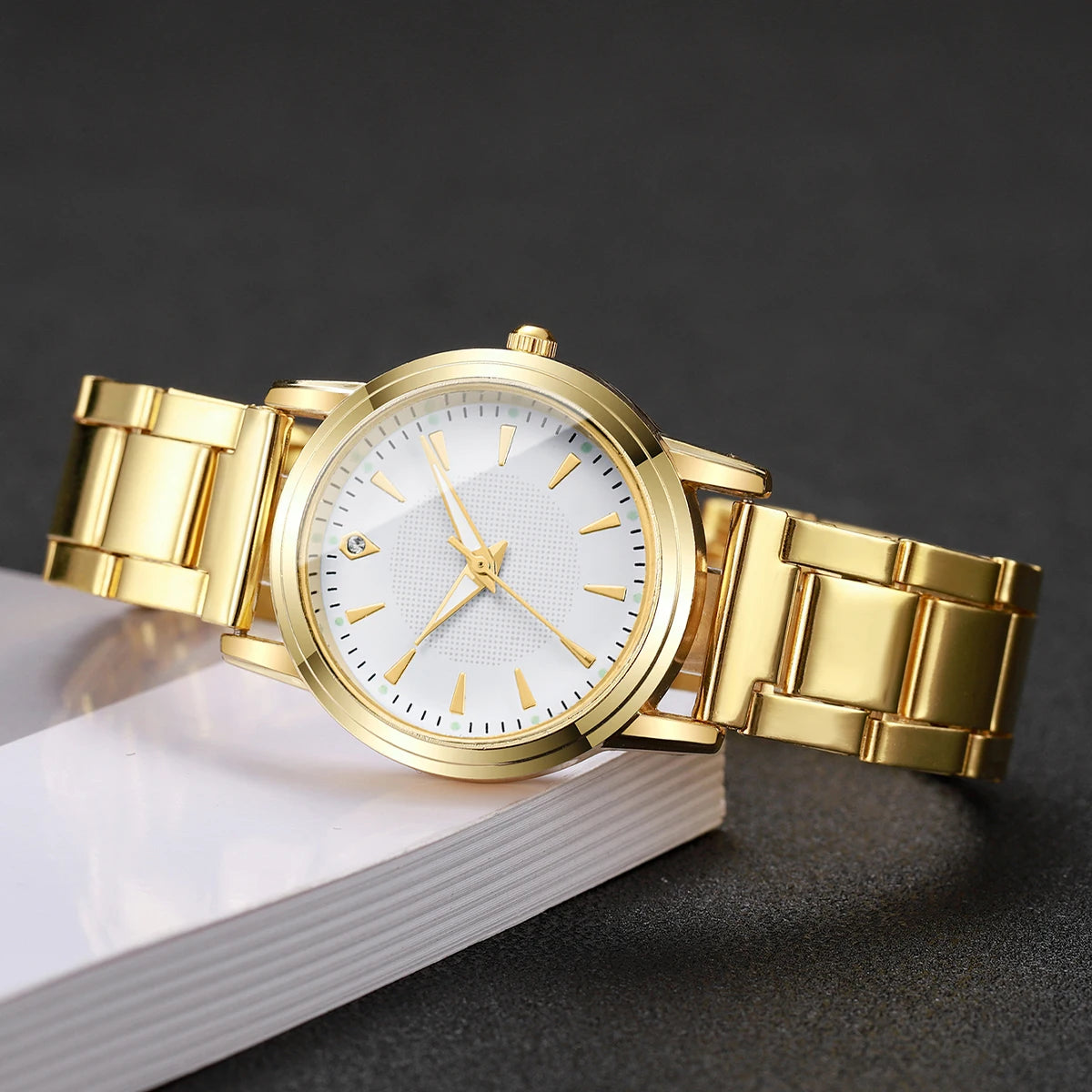 Fashion Women Watches Casual Alloy Band Simple Dial Analog Quartz Wristwatch（Without Box）