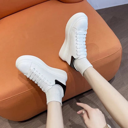 Unisex platform women sneakers for men spring and autumn—versatile fashion, casual white shoes designer a hidden wedge heel.