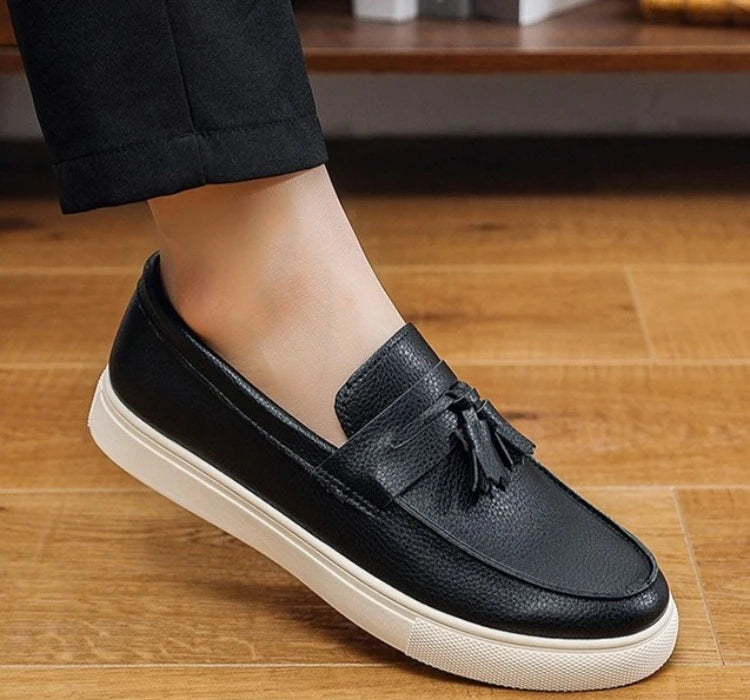 Fashion versatile men's board shoes low cut sleeves flat feet men's shoes tassel pendants men's casual sports shoes