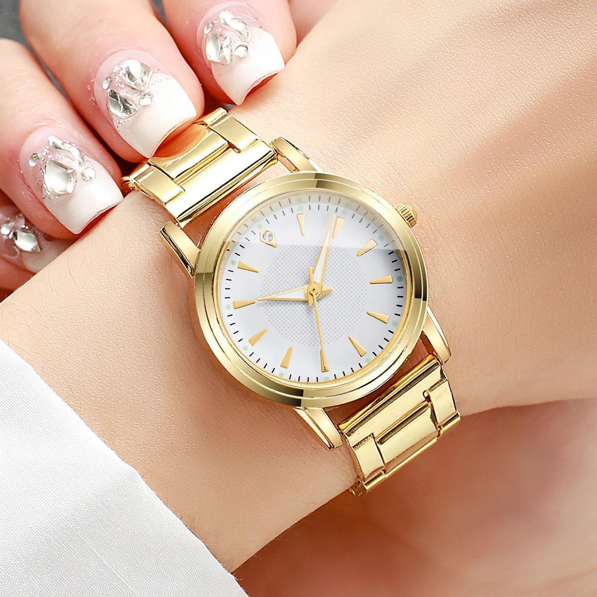 Fashion Women Watches Casual Alloy Band Simple Dial Analog Quartz Wristwatch（Without Box）