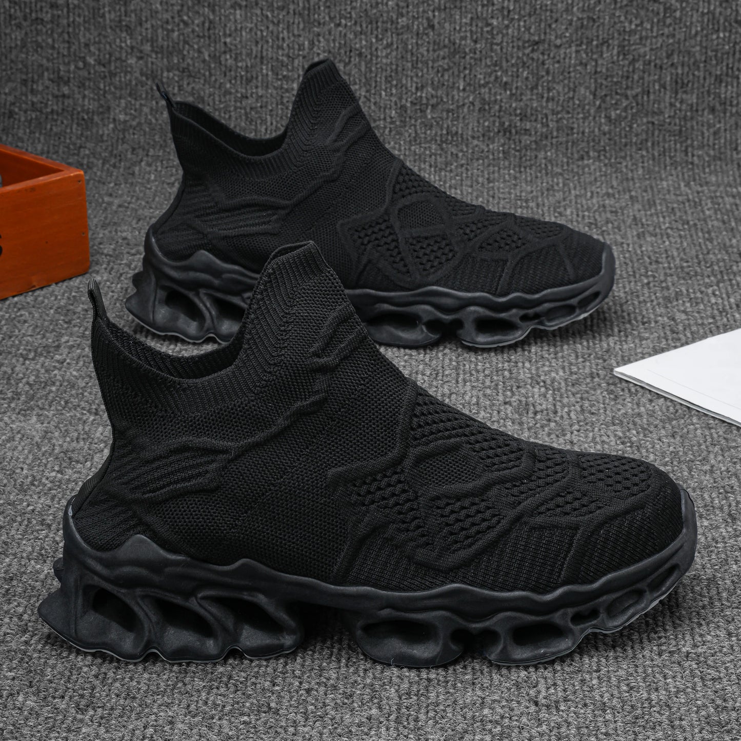 Men's breathable fly woven mesh blade sole for summer, trendy and fashionable men's shoes for one step