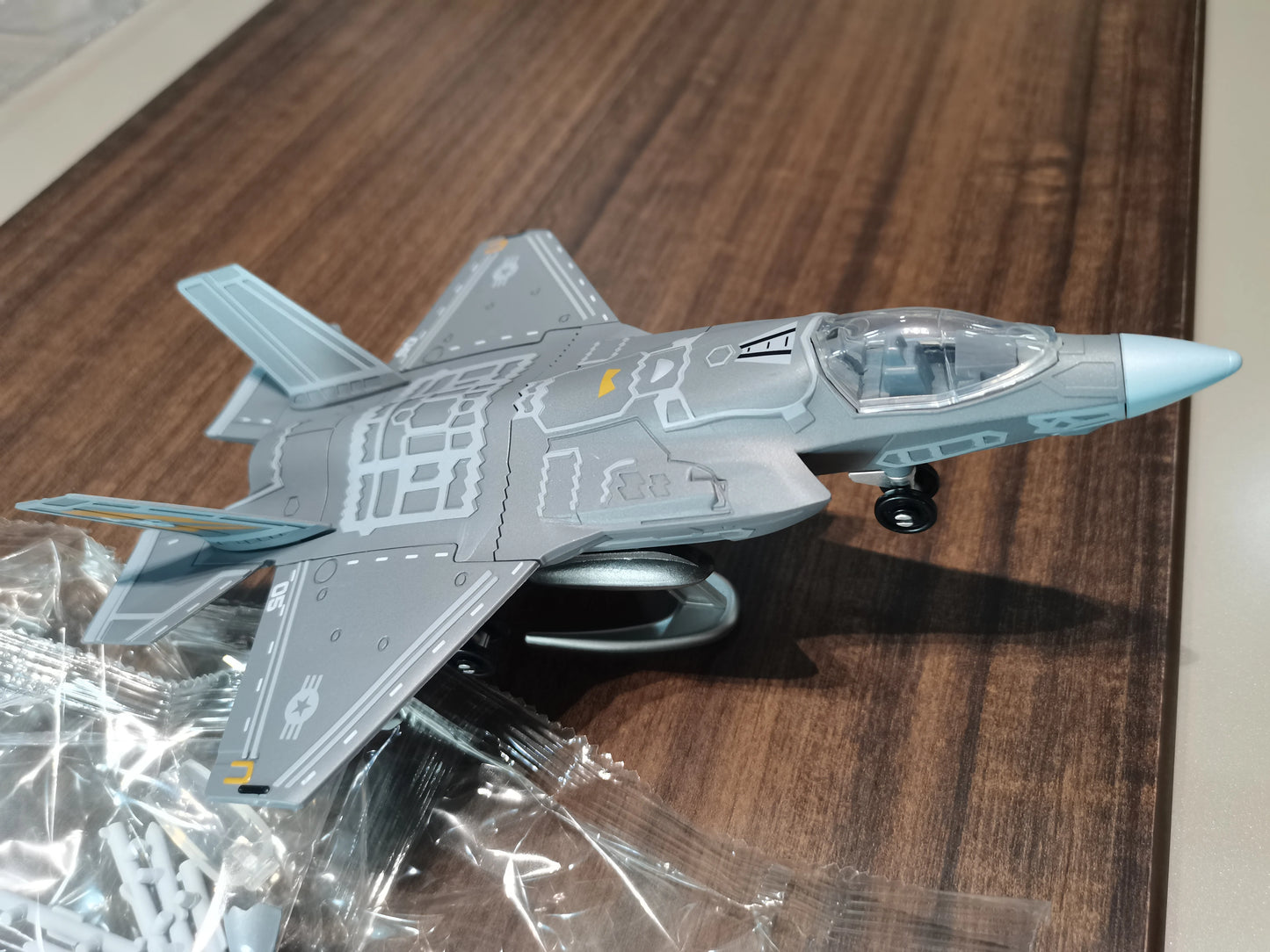 F14 Aircraft Model Plane Toy ABS Fighter Toys su35 J35 Stealth Fighter Model F35 Souvenir Collection Educational Toys