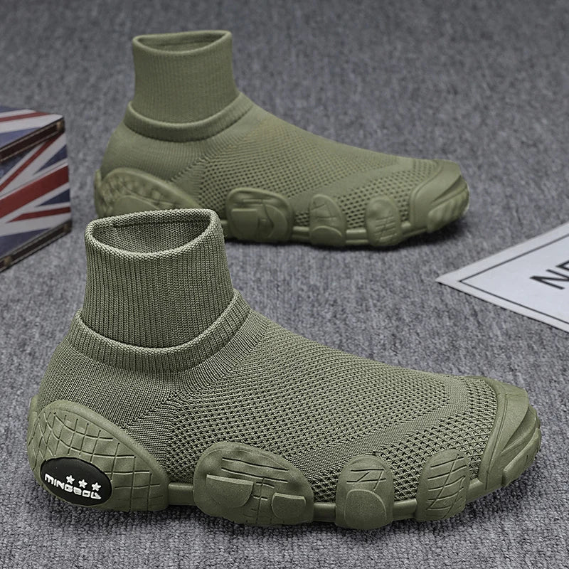 Men's Breathable Knit Running Shoes, a pair of men's outdoor casual sneakers for spring and summer, sizes 39–46