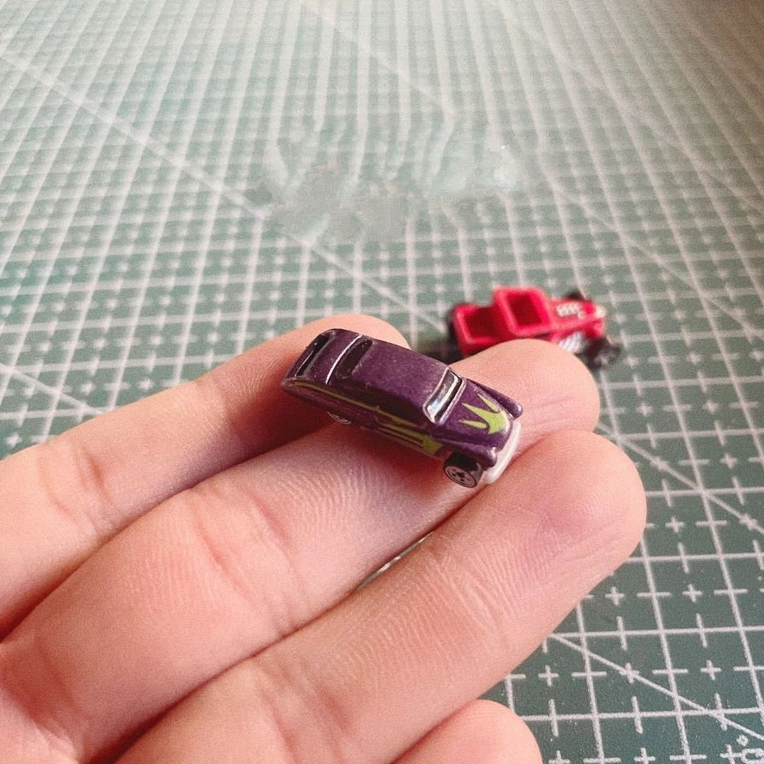 1Pcs Super Mini Alloy Retro Car Small Racing Simulation Model Ornament Home Decor Crafts Knickknacks & Miniatures about 2cm