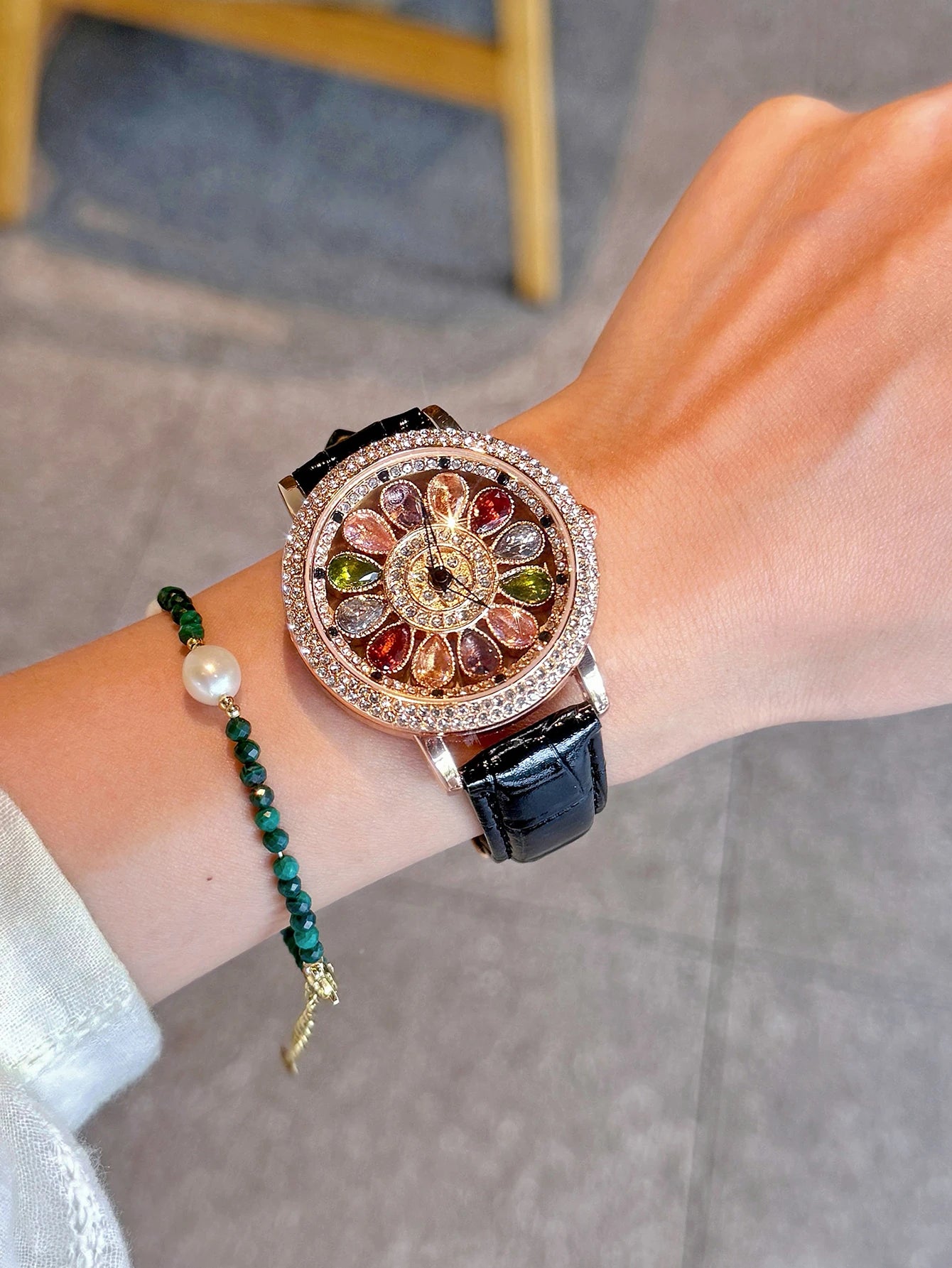 A dazzling and stylish luxury women's watch, quartz watch set with colored rhinestones and featuring a captivating rotating dial