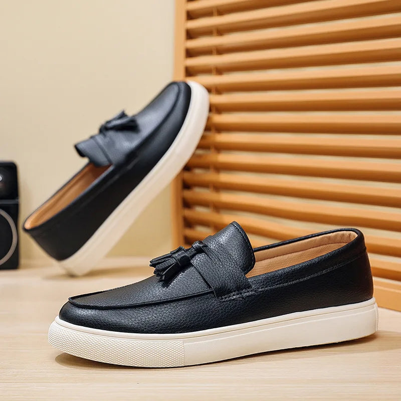 Fashion versatile men's board shoes low cut sleeves flat feet men's shoes tassel pendants men's casual sports shoes