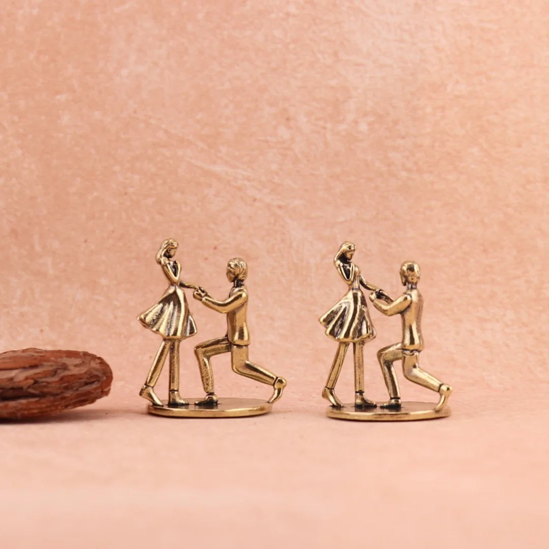 Mini Brass Couple Proposal Decorations Gifts for Lovers Decoration Miniature Bedroom Desk Decoration Valentine's Day Gift