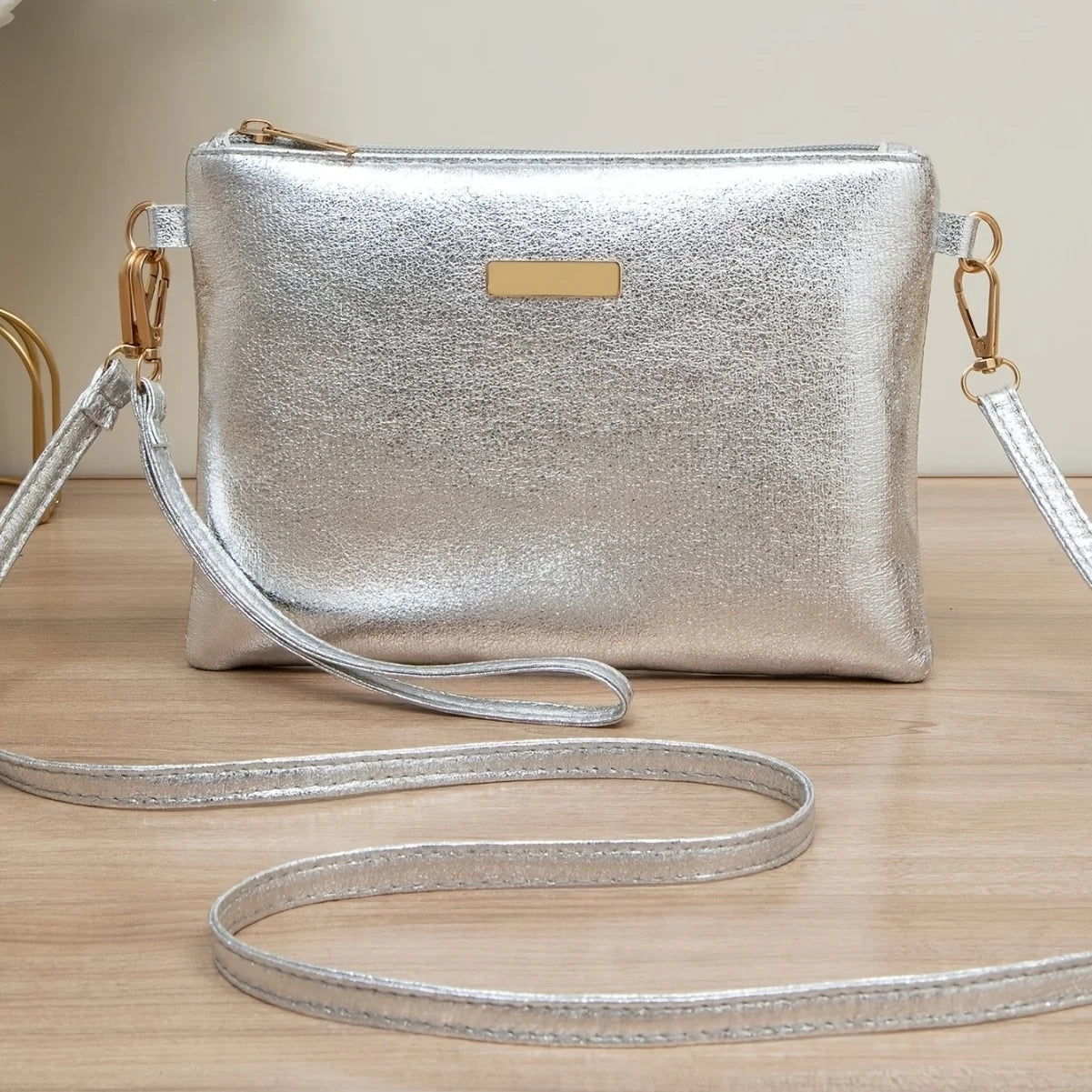 A Stylish And Minimalist Golden Sequined Crossbody Bag, Perfect As a High-End Solid Color Makeup Pouch