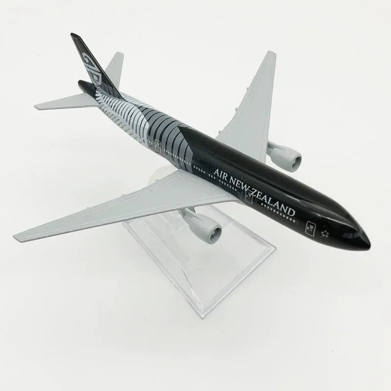 16cm B777 Kids Airplane Air New Zealand 1:400 Scale 777 Aircraft Model with Base Alloy Plane Toy For Collectible Airplane