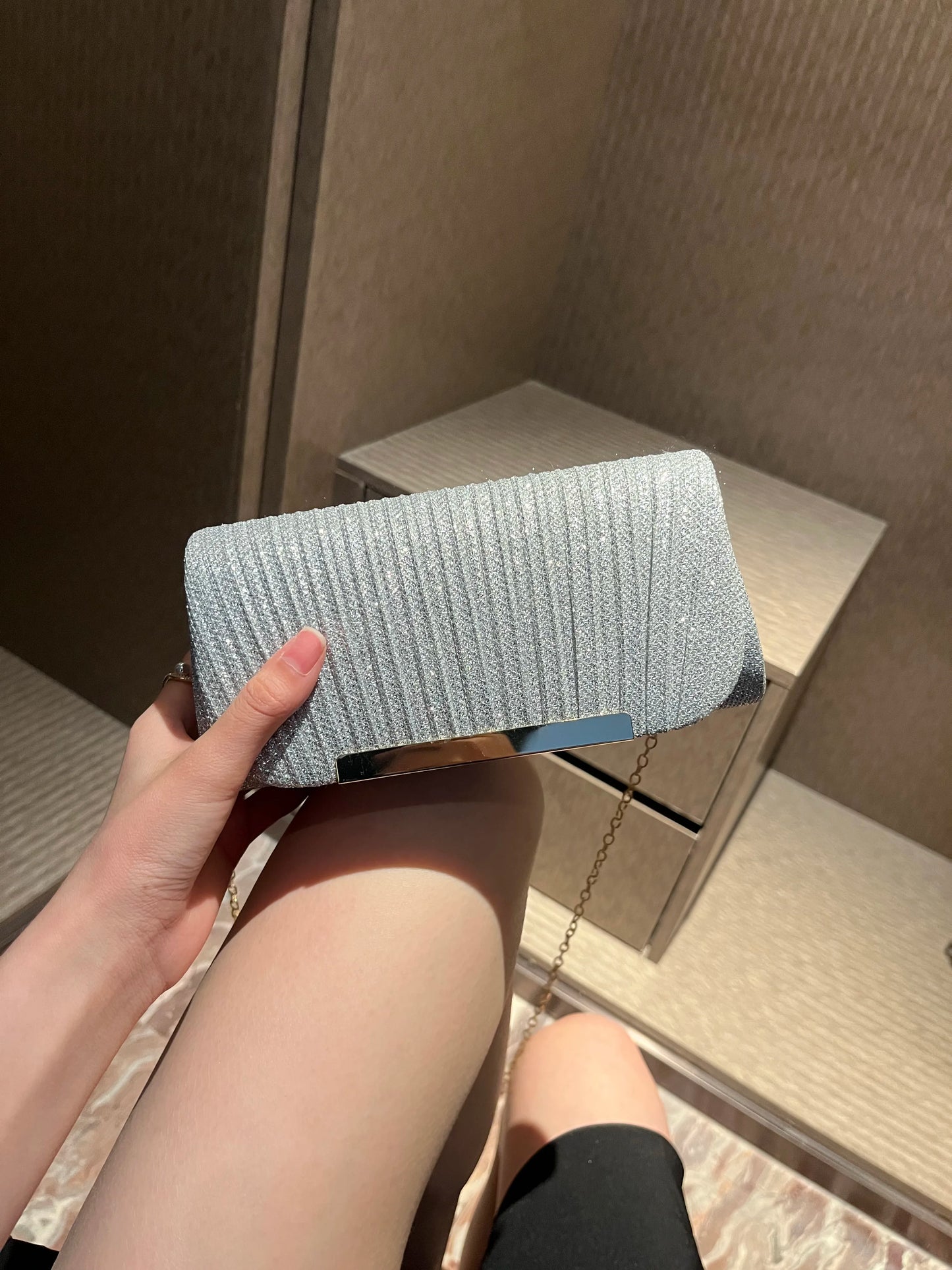 Decorative sequin pleated dinner bag Pop metal chain shoulder bag Wedding party storage bag Premium banquet evening dress bag