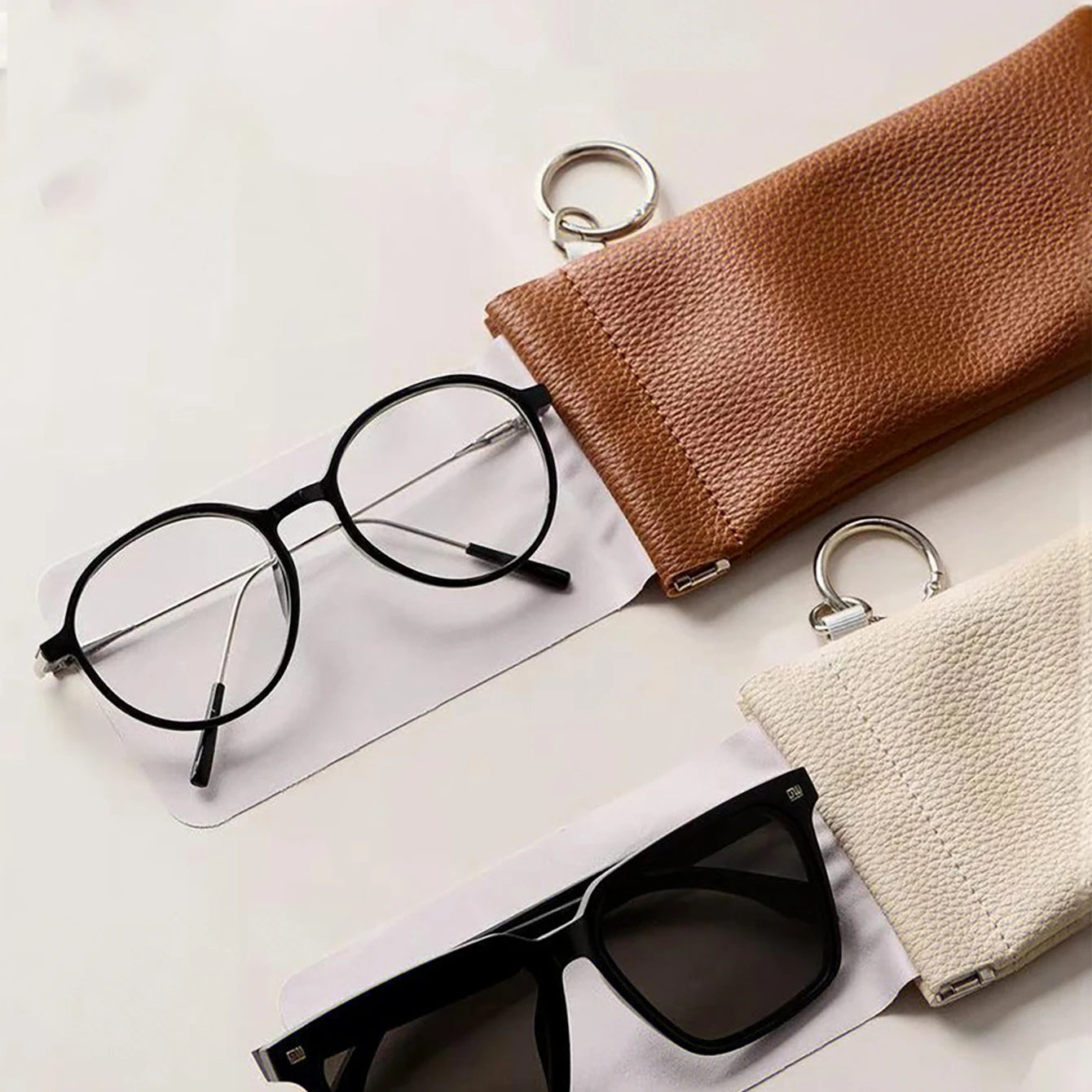 1pc PU Leather Sunglasses Pouch with Keyring Portable Soft Scratch-Resistant Eyeglass Case for Women Men Daily Office & Travel