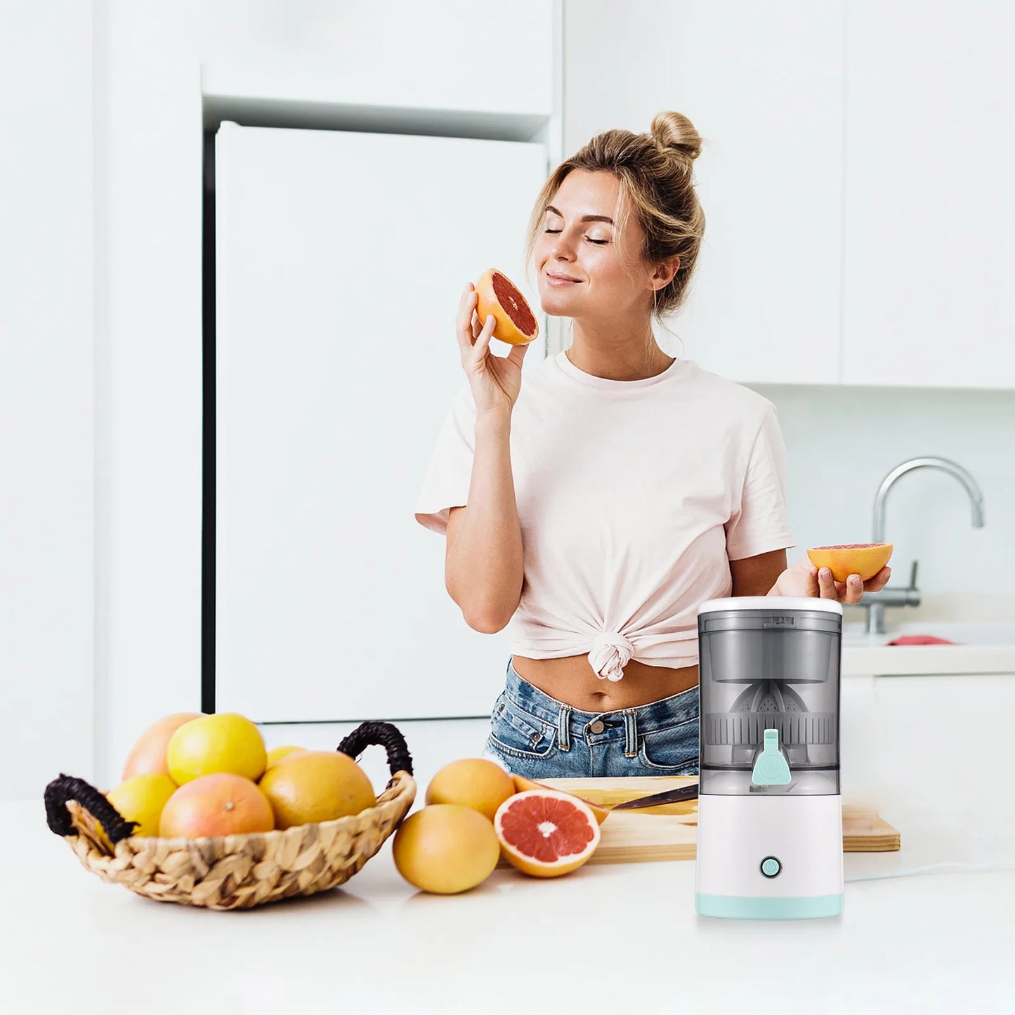 Electric Orange Juice Squeezer Hands Free Portable Citrus Juicer for Orange Lemon Apple USB Powered Detachable &Washable