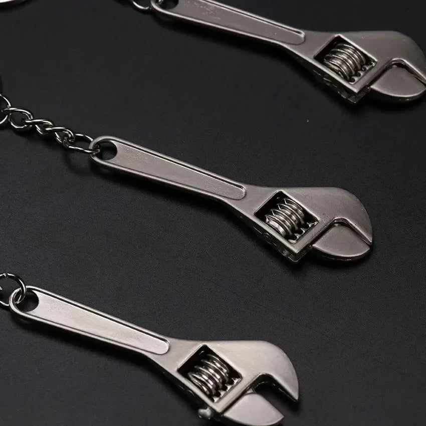 1PCS Mini Adjustable Wrench Key Chain Adjustable Metal Spanner Keyring Hand Tool Rotatable Nut Small And Portable Hand Tool Key