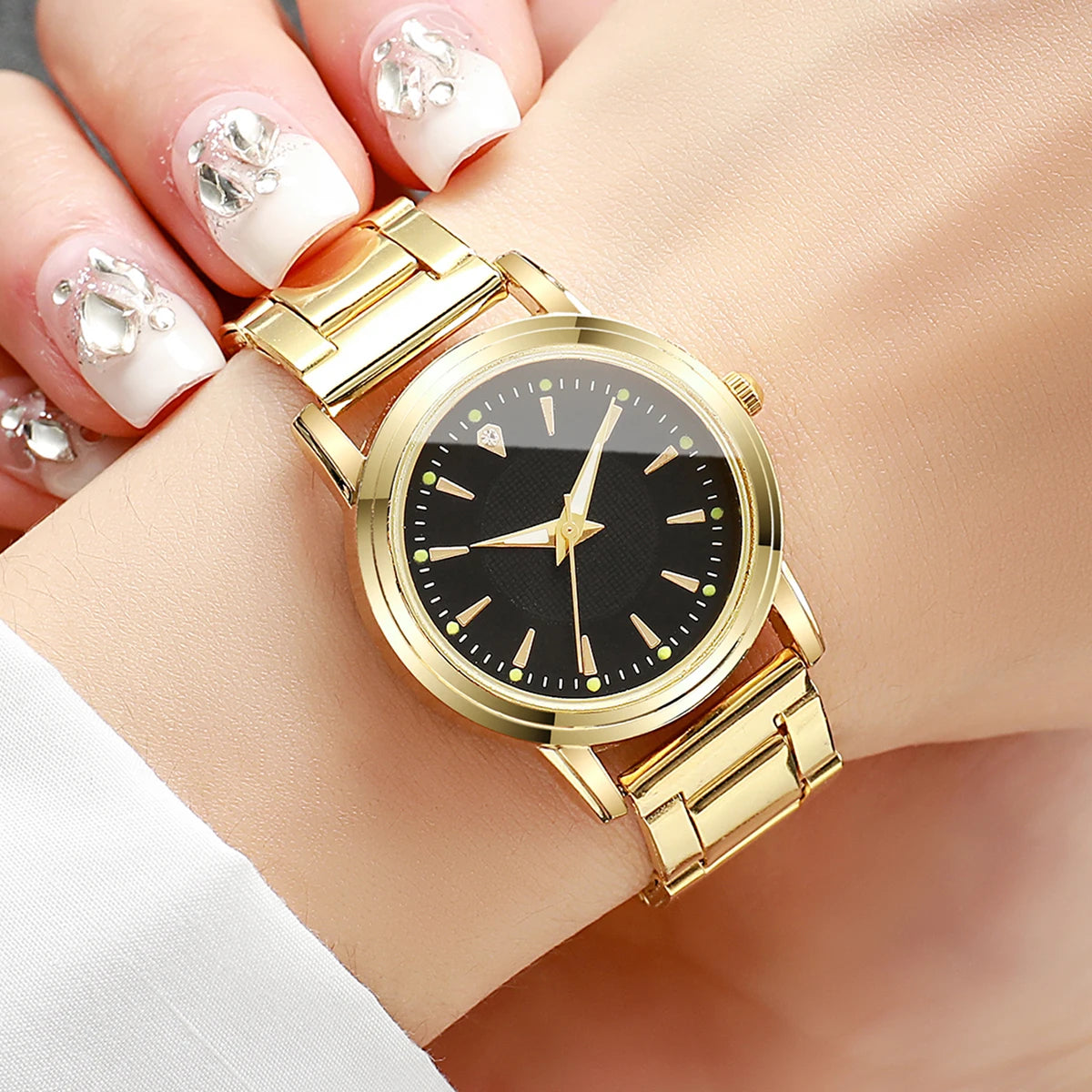 Fashion Women Watches Casual Alloy Band Simple Dial Analog Quartz Wristwatch（Without Box）